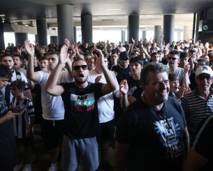 Χαμός στο αεροδρόμιο με οπαδούς του ΠΑΟΚ που περιμένουν τον Ζαφείρη (video)