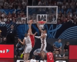 Το ασύλληπτο κάρφωμα του Χαζέρ στο πρόσωπο του Πορζίνγκις (video)