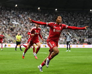 Η Λίβερπουλ «έδεσε» το μεγαλύτερο ταλέντο της με πολυετές συμβόλαιο