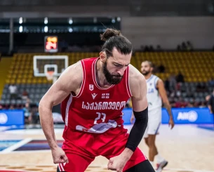 Έξαλλος ο Σενγκέλια με τους διαιτητές στο παιχνίδι με την Ιταλία - Τους έβρισε μετά την αποβολή του