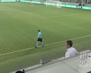 Η πιο σουρεαλιστική ιστορία στο Conference League: Οπαδός έκανε μόνος του κερκίδα και έπεσε στο κενό