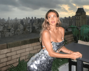 «Είσαι το νούμερο 1»- Η Ντιλέτα Λεότα με «καυτό» κόκκινο φόρεμα φέρνει τους θαυμαστές της στα όριά τους (video)