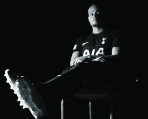 Με κάθε επισημότητα ο Τσάβι Σίμονς στην Τότεναμ