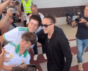 Ο Τσιμίκας έφτασε χαμογελαστός στην Ρώμη για να ολοκληρώσει την μεταγραφή του (video)