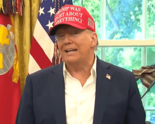 Ο Ντόναλντ Τραμπ αστειεύεται ότι θα παίξει στο Μουντιάλ: «Φαίνομαι εξαιρετικά καλός με σορτσάκι»