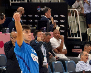 Όλα τα βλέμματα «καρφωμένα» πάνω του: Ο Ντοκ Ρίβερς βρίσκεται στην Κύπρο για να καμαρώσει τον Γιάννη