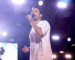 Έκανε... τάιμ άουτ στη συναυλία του ο Αργυρός και είδε με το κοινό το παιχνίδι της Ελλάδας με τη Λιθουανία (video)