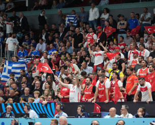 Ένταση μεταξύ Ελλήνων και Τούρκων έξω από το γήπεδο (video)