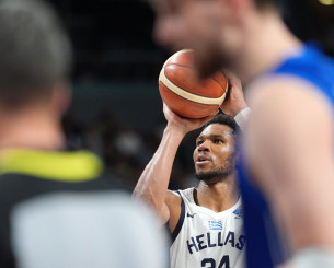 Με «κρύο αίμα» ο Γιάννης Αντετοκούνμπο πέτυχε 2/2 βολές και «τελείωσε» τους Φινλανδούς