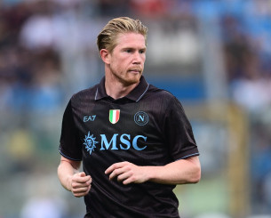 Η νέα ζωή του «Βασιλιά» Ντε Μπρόινε στη Νάπολι - Πολυτέλεια, δόξα και μια πόλη στα πόδια του