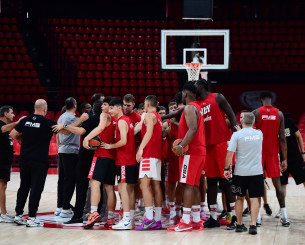 Ο Ολυμπιακός συνεχίζει την προετοιμασία του - Πλάνα από την προπόνηση των «ερυθρολεύκων» (video)