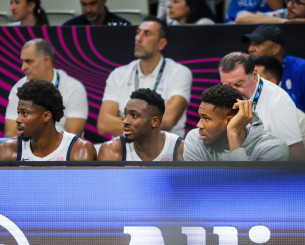 Mαρκ Στάιν για τους Αντετοκούνμπο: «Ο Κώστας δεν μπορεί να πάει στους Μπακς, παίζει στον Ολυμπιακό»