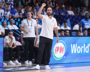 Σπανούλης: «Όπως σέβονται τους άλλους αθλητές οι διαιτητές, να σέβονται και τον Γιάννη»