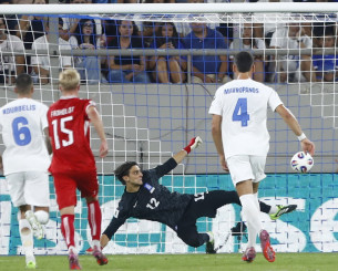 Η απίθανη απόκρουση του Τζολάκη με τα πόδια στην «φωτοβολίδα» του Χόιμπιεργκ (video)