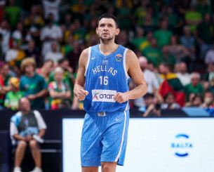 Δυο σφιγμένες γαλανόλευκες γροθιές που έκαναν υπομονή 16 χρόνια