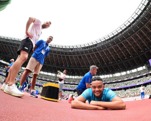 Απολαυστικός Καραλής στο Athletiko: «Ολη μέρα ράμεν τρώγαμε με τον Μίλτο, είναι σαν το σουβλάκι» (video)