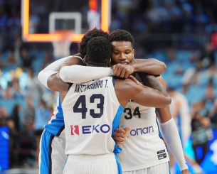 Η αγκαλιά και η ανακούφιση των Αντετοκούνμπο μετά την κατάκτηση του χάλκινου μεταλλίου (pics)