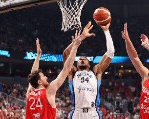 Ο Αντετοκούνμπο κάρφωσε... στο πρόσωπο του Σενγκούν και προσέφερε ένα μοναδικό highlight (video)