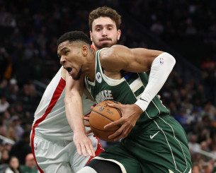 Σύγκρουση γιγάντων: Τι έχει κάνει ο Γιάννης Αντετοκούνμπο εναντίον του Αλπερέν Σενγκούν στο NBA