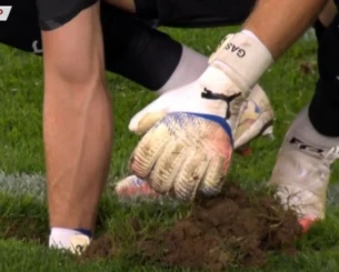 Άνοιξε τρύπα στο χορτάρι στο Αυστρία-Κύπρος και χρησιμοποίησαν κουβάδες με χώμα