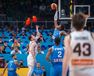 Ο Κώστας Αντετοκούνμπο «έσβησε τα φώτα»: Τέσσερις τάπες σε έξι λεπτά (video)