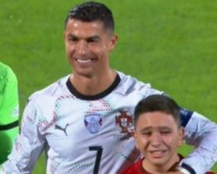 Ξέσπασε σε κλάματα νεαρός που συνόδευσε τον Κριστιάνο Ρονάλντο στον αγωνιστικό χώρο (video)