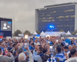 Ζεσταίνεται η ατμόσφαιρα στη Ρίγα: Εικόνες από Έλληνες φιλάθλους έξω από την Xiaomi Arena (video)