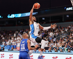 Ο Γιάννης Αντετοκούνμπο «απογειώθηκε» από τη βολή και κάρφωσε εντυπωσιακά (video)