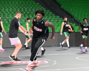 Χολμς: «Να είμαι στους καλύτερους σέντερ της Euroleague, αλλά έχω να μάθω πολλά»