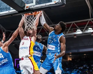 Ο Κώστας Αντετοκούνμπο πήρε «παραμάζωμα» όλη την άμυνα της Ισπανίας και κάρφωσε (video)