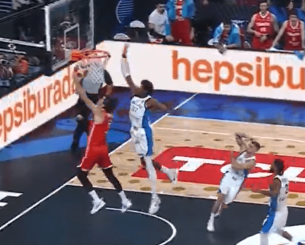 O Kώστας Αντετοκούνμπο «έσβησε τα φώτα» στον Οσμάν (video)