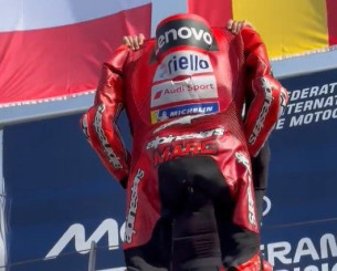 Ο Μαρκ Μάρκεθ πανηγύρισε τη νίκη του στο Moto GP αλά... Μέσι