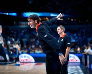 Γιατί οι γιατροί δεν επιτρέπουν στον προπονητή της Γερμανίας να είναι όρθιος