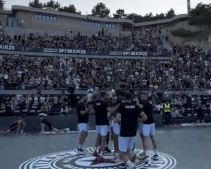 Αποθέωσαν οι φίλοι της Παρτιζάν τους παίκτες του ΠΑΟΚ στο ανοικτό γήπεδο του Βελιγραδίου (video)