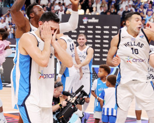 Απίστευτη η συγκίνηση του Κώστα Παπανικολάου - Φιλούσε το μετάλλιο (video)