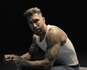 Τα... έβαλε με αεροπορική εταιρεία με αφορμή το τραγούδι του ο Ράμος: «Φτιάξατε τα ηχεία σας;»