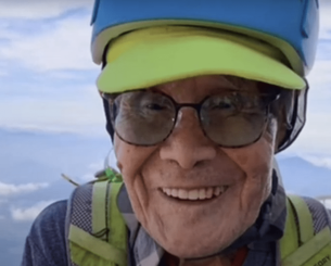 Απίθανος Ιάπωνας ορειβάτης «κατέκτησε» την κορυφή του Φούτζι στην ηλικία των 102 ετών! (vid)