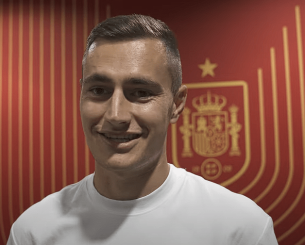 Συγκινητικές στιγμές στο χωριό του Ντε Φρούτος στο ντεμπούτο του με την Ισπανία - Πανηγύρισαν και οι 92 κάτοικοι