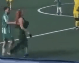 Γυναίκα αντιπρόεδρος ομάδας μπούκαρε στο γήπεδο και έδειχνε το μεσαίο δάχτυλο στον διαιτητή (video)