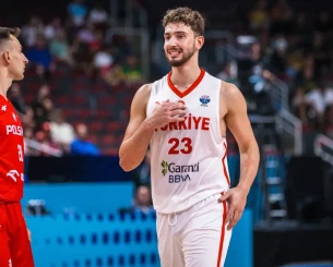 Ο Σενγκούν έγινε ο έκτος παίκτης στην ιστορία του EuroBasket που καταφέρνει να κάνει triple-double