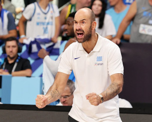 Οργισμένος στην άκρη του πάγκου ο Σπανούλης με άμυνα της Εθνικής