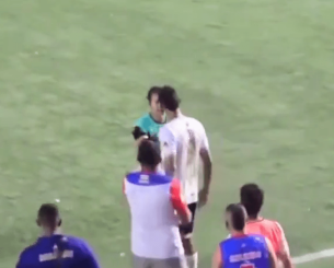 Ποδοσφαιριστής χαστούκισε γυναίκα διαιτητή κι εκείνη τον πήρε στο... κυνήγι (video)