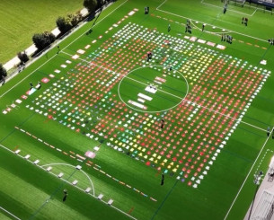 Ένας... τρελός τρελός συλλέκτης: Ο οπαδός της Λίβερπουλ που έκανε παγκόσμιο ρεκόρ με 1047 φανέλες