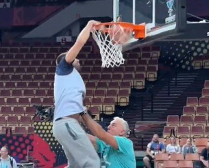 Οικογενειακή στιγμή: Ο Ντόντσιτς καρφώνει στη... μούρη του πατέρα του (video)