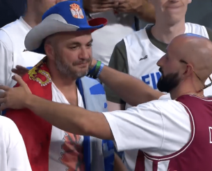 Απίστευτη εικόνα: Φινλανδοί και Λετονοί παρηγορούν δακρυσμένο Σέρβο μετά τον αποκλεισμό (video)