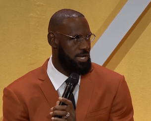 Συγκίνησε για Κόμπι ο ΛεΜπρόν στην τελετή εισόδου της τάξης του 2025 στο Hall of Fame: «Ήταν ο συνδετικός κρίκος»