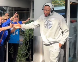 Το «πάμε» του Θανάση και η αποθέωση των φιλάθλων της Εθνικής στο ξενοδοχείο πριν από τον μικρό τελικό (video)