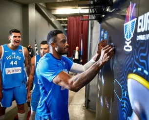 Ο Θανάσης με καμάρι βάζει το αυτοκόλλητο της Ελλάδας για τα ημιτελικά του Eurobasket
