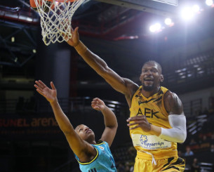 «Πέταξε» πάνω από τους αμυντικούς της Φενέρμπαχτσε και τράνταξε το καλάθι ο Σίλβα (video)