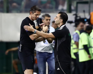 Τι είπε ο Τζαβέλλας στον διαιτητή του ντέρμπι και τι του έδειχνε ο Καραπαπάς στο κινητό